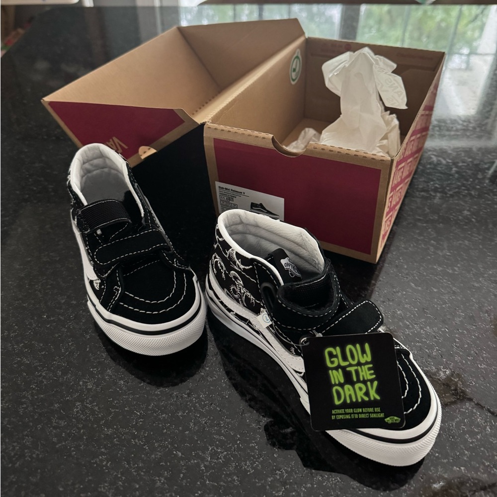 Vans Little Kids Sk8-Mid Reissue V Skeleton Shoe glow in the dark